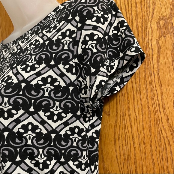 Geoffrey Beene Sport Women's Gray White Black Paisley Short Sleeve Blouse Size M - Picture 5 of 10